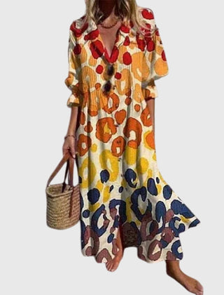 Bohemian dress with orange and yellow animal-like spots, V-neck, short sleeves, flared hem