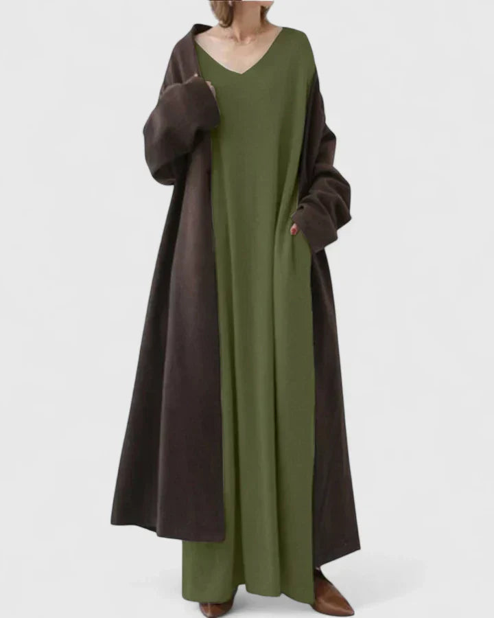 Maxi dress in dark green with V-neck and loose long sleeves, side slit hem