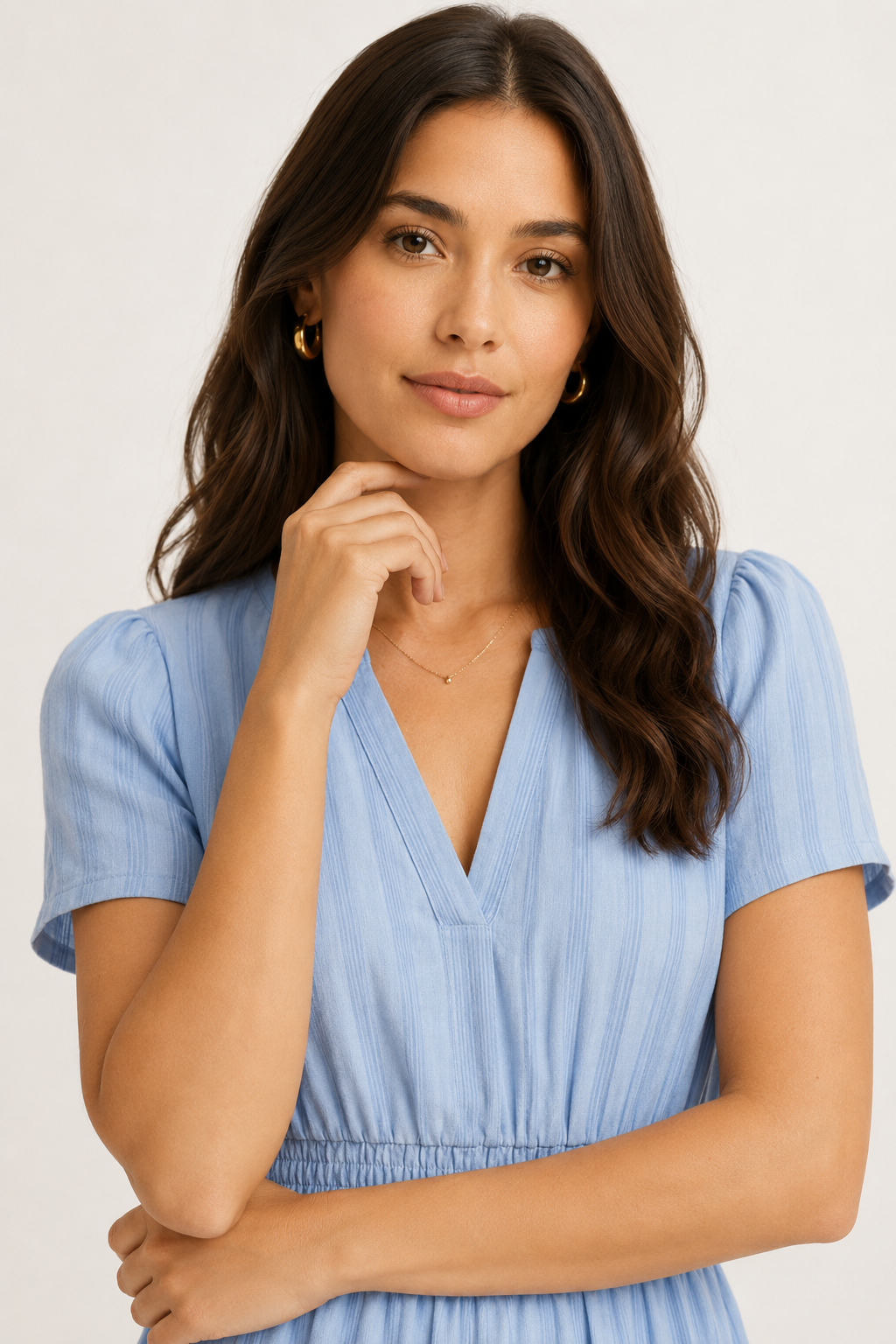 Solene dress in light blue seersucker, V-neck with smocked waist detail.
