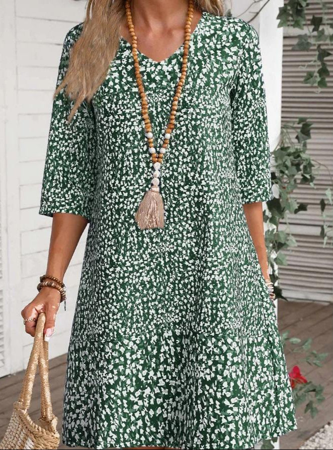 Boho Bloom dress in green daisy print, scoop neck, three-quarter sleeves, tiered skirt