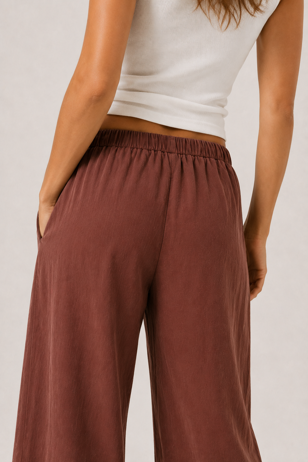 Brennan pants in burgundy, wide-leg with elastic waistband and side pockets